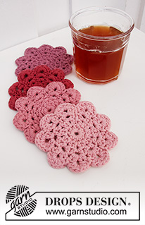 Blushing Coasters / DROPS Extra 0-1498 - Crocheted coaster in a flower-shape in DROPS Paris.