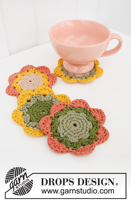 Blooming Coasters / DROPS Extra 0-1499 - Dessous de verre crocheté en forme de fleur, en DROPS Paris.