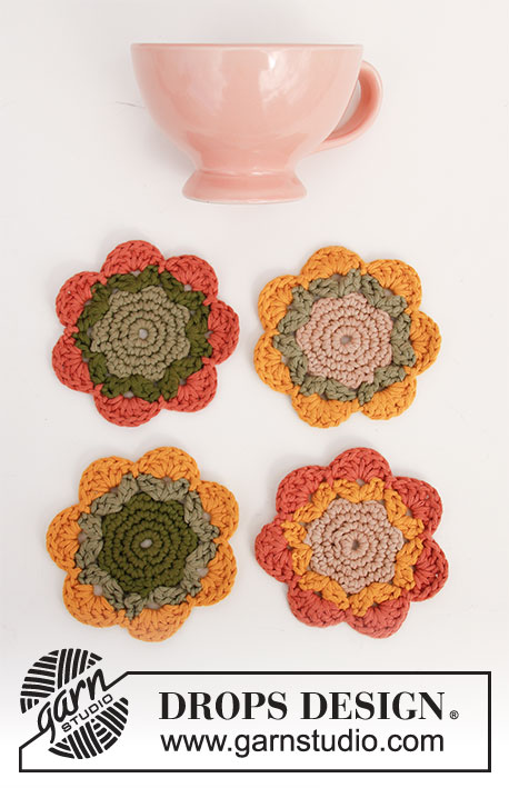 Blooming Coasters / DROPS Extra 0-1499 - Dessous de verre crocheté en forme de fleur, en DROPS Paris.