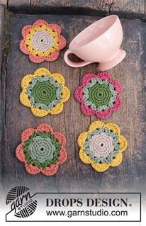 Blooming Coasters / DROPS Extra 0-1499 - Sottobicchiere lavorato all’uncinetto a forma di fiore in DROPS Paris.