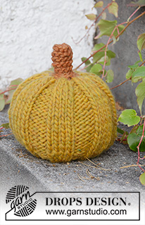 Cinderella's Pumpkins / DROPS Extra 0-1501 - Knitted pumpkin with rib in DROPS Snow. Theme: Halloween.