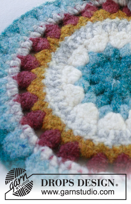 Center of Cattention / DROPS Extra 0-1504 - Crocheted and felted mat for cats in 2 strands DROPS Snow. The piece is worked from the middle outwards.