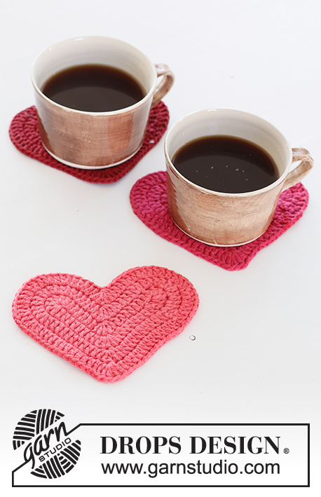 Achy Breakfasty Heart / DROPS Extra 0-1511 - Base de copo com corações crochetados em DROPS Paris. Tema: Natal