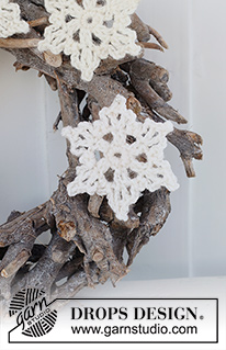 Snowy Welcome / DROPS Extra 0-1513 - Heklet stjerne julepynt i DROPS Cotton Light. Tema: Jul.