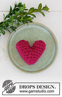 Fluffy Hearts / DROPS Extra 0-1519 - Gehaakte hartjes voor decoratie in DROPS Snow. Thema: Kerst