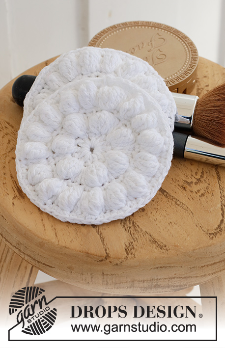 Clean & Bright / DROPS Extra 0-1520 - Virkad makeup pad i DROPS Belle. Arbetet virkas runt från mitten och ut med muscher. Tema: Jul.
