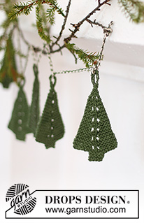 Forest Garland / DROPS Extra 0-1544 - Ornamento em forma de árvore de Natal tricotado em DROPS Paris. Tricota-se de cima para baixo, em ponto jarreteira. Tema: Natal.