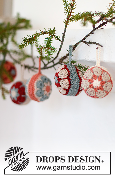 Christmas Flowers / DROPS Extra 0-1546 - Crocheted Christmas balls in DROPS Muskat. Theme: Christmas.