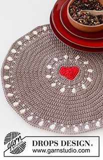 Bright Heart Placemat / DROPS Extra 0-1549 - Set de table pain d'épices crocheté avec cœurs, en DROPS Muskat. Thème: Noël.