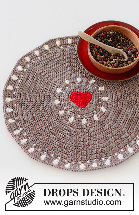 Bright Heart Placemat / DROPS Extra 0-1549 - Crocheted gingerbread place mat, with heart, in DROPS Muskat. Theme: Christmas.