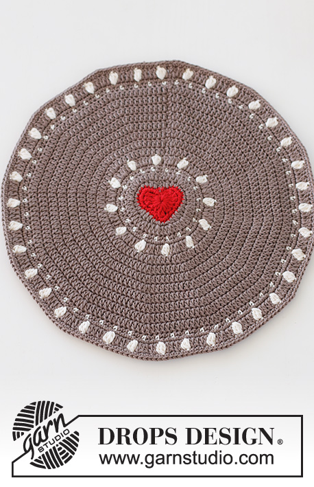 Bright Heart Placemat / DROPS Extra 0-1549 - Gehaakte gemberbrood placemat, met hart, in DROPS Muskat. Thema: Kerst.