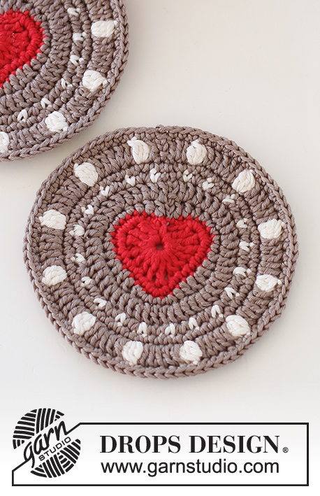 Bright Heart Coasters / DROPS Extra 0-1555 - Dessous de verre pain d'épices crocheté avec cœur, en DROPS Muskat. Thème: Noël.