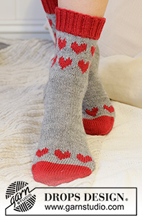 Heart Parade / DROPS Extra 0-1567 - Gebreide sokken, met harten, in DROPS Fabel. Maten 35-43. Thema: Valentijn.
