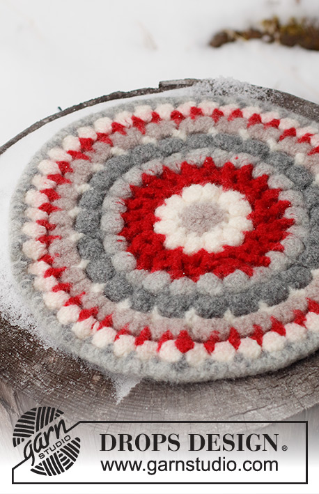 Merry Seat / DROPS Extra 0-1571 - Almofada de assento crochetada e feltrada em DROPS Snow. Crocheta-se em redondo, a partir do meio. Tema: Natal.