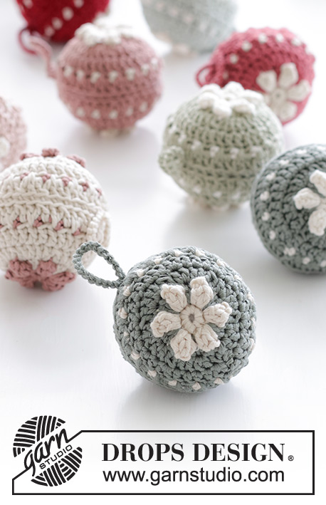 Christmas Blossoms / DROPS Extra 0-1572 - Bolas de Natal em croché em DROPS Muskat. Tema: Natal.