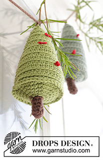 Christmas Woods Garland / DROPS Extra 0-1578 - Décorations sapins de Noël crochetés de haut en bas, en DROPS Merino Extra Fine.  Thème: Noël.