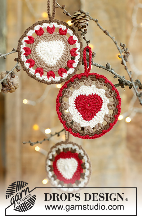 Bright Hearts / DROPS Extra 0-1583 - Vánoční ozdoba se srdíčkem háčkovaná z příze DROPS Safran. Motiv: Vánoce.