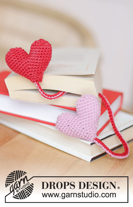 Book Lovers / DROPS Extra 0-1592 - Marcador de páginas a ganchillo con corazones, en DROPS Merino Extra Fine. Tema: San Valentín.