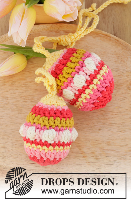 Easter Eggs / DROPS Extra 0-1599 - Ovos da  Páscoa decorativos crochetados em DROPS Paris. Crochetam-se em redondo de cima para baixo com borbotos e riscas. Tema: Páscoa.
