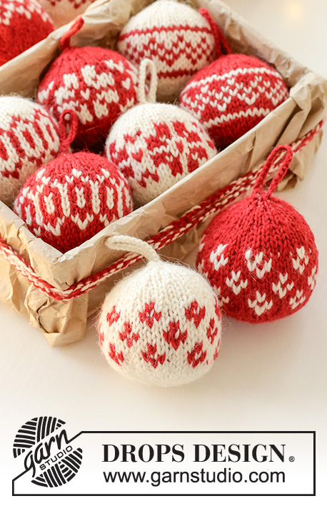 New Traditions / DROPS Extra 0-1601 - Bombki świąteczne na drutach, z włóczki DROPS Lima. Przerabiane na okrągło,  od dołu do góry, z żakardem norweskim. Temat: Boże Narodzenie.