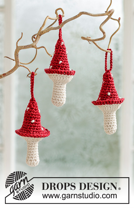 Lucky Mushrooms / DROPS Extra 0-1610 - Champignon de Noël crocheté en DROPS Muskat. Thème: Noël.
