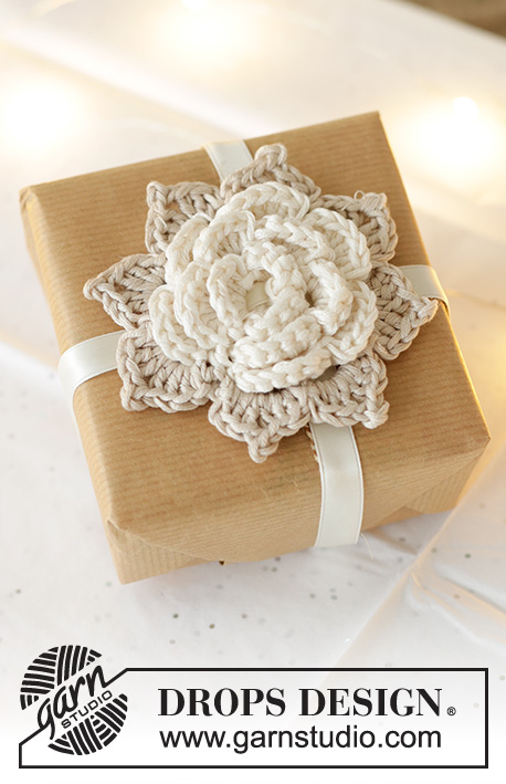 Flower Favors / DROPS Extra 0-1619 - Flor crochetada em DROPS Muskat. Tema: Natal.