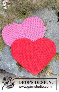 Heart Seatpad / DROPS Extra 0-1620 - Stickat sittunderlag / hjärta i 2 trådar DROPS Snow. Arbetet stickas fram och tillbaka som en dominoruta med halvcirklar på 2 av sidorna. Tema: Valentine.