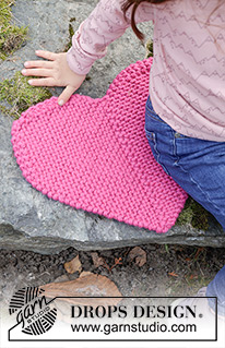 Heart Seatpad / DROPS Extra 0-1621 - Knitted seating pad / heart for children in 2 strands DROPS Snow Piece is knitted back and forth as a domino square with loops on 2 of the sides. Theme: Valentine.