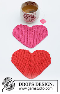 Heart Coasters / DROPS Extra 0-1622 - Neulottu lasinalunen / sydän DROPS Cotton Light -langasta. Työ neulotaan tasona ja se koostuu dominoruudusta, jonka kahdessa reunassa on kaari. Teema: Ystävänpäivä.