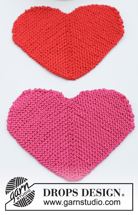 Heart Coasters / DROPS Extra 0-1622 - Gestrickter Glasuntersetzer / Herz in DROPS Cotton Light. Die Arbeit wird in Hin- und Rück-Reihen als Dominoquadrat mit 2 Herzbögen an den Seiten gestrickt. Thema: Valentinstag.