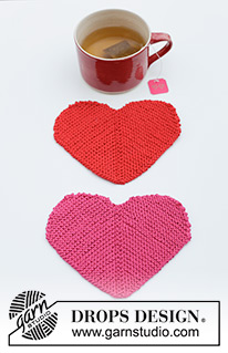 Heart Coasters / DROPS Extra 0-1622 - Strikket glasunderlag / hjerte i DROPS Cotton Light. Arbejdet strikkes frem og tilbage som en dominorude med buer på 2 af siderne. Tema: Valentine.