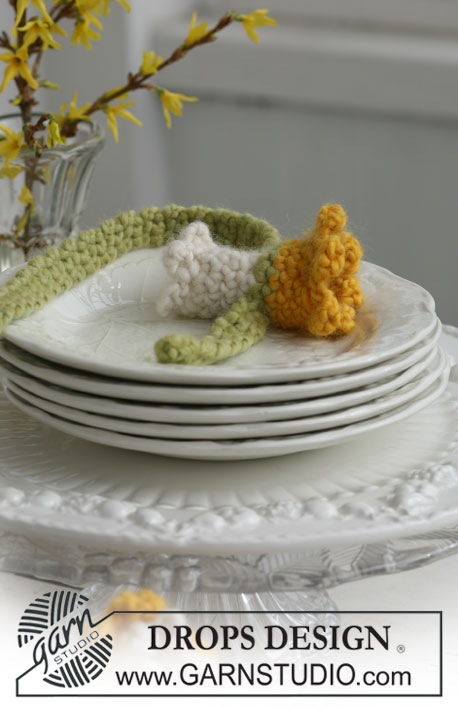 DROPS Extra 0-503 - Crocheted DROPS napkin Easter decoration in ”Snow”.