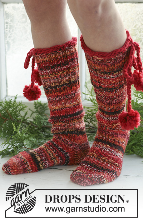 DROPS Extra 0-512 - Strikkede sokker til barn og voksen i 2 tråder DROPS Fabel. Arbeidet strikkes med snor og dusker. Størrelse 35 - 43. Tema: Jul