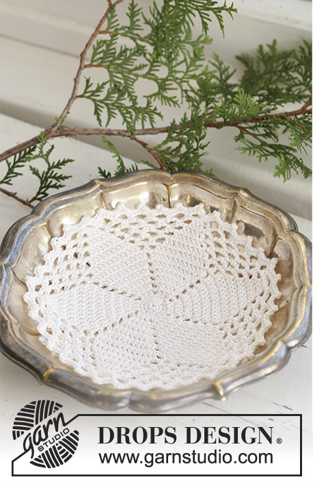 Fruity Christmas / DROPS Extra 0-522 - Crochet Christmas doily with star pattern in DROPS Cotton Viscose. Theme: Christmas