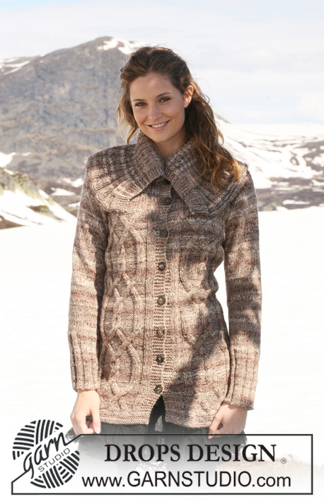 DROPS Extra 0-556 - Prodloužený kabátek z přízí Fabel a Alpaca s copánkovým vzorem a velkým límcem. 