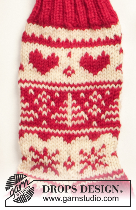 Hearts Afire / DROPS Extra 0-566 - Knitted socks for children, women and men in DROPS Karisma. Socks are worked with pattern with hearts, Christmas trees and snowflakes. Size 13½  - 10½. Theme: Christmas