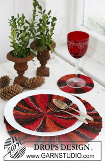 Holly Noel Placemat / DROPS Extra 0-573 - Knitted Christmas table mats in DROPS Fabel. Theme: Christmas