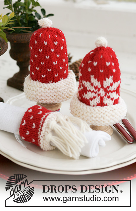 Nissetopp / DROPS Extra 0-580 - Couvre-œuf et rond de serviette tricotés en DROPS Karisma. Le couvre-œuf se tricote en forme de bonnet de Père Noël et le rond de serviette comme une écharpe. Thème: Noël.