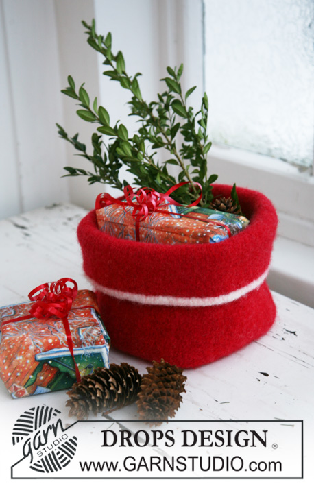 Julekurven / DROPS Extra 0-582 - Knitted and felted Christmas basket in DROPS Alaska. Theme: Christmas