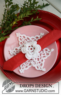DROPS Extra 0-584 - Crochet DROPS Christmas doily with attached serviette ring in ”Cotton Viscose”. 