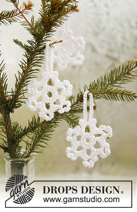 Snow Blossoms / DROPS Extra 0-585 - Crocheted Christmas snow stars in DROPS Cotton Viscose. Theme: Christmas.