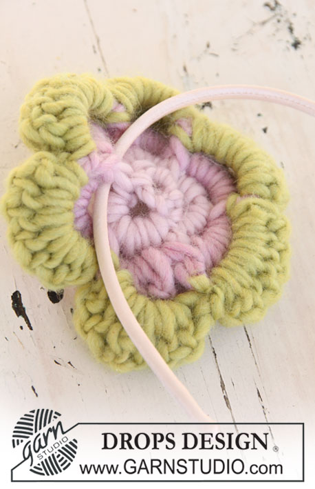 Spring in the Hair / DROPS Extra 0-671 - Fleur DROPS au crochet en ”Snow” pour bandeau. 