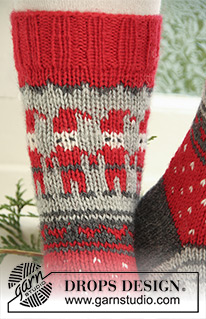 Dancing Elves / DROPS Extra 0-722 - Knitted socks for children and adults in DROPS Karisma. Socks are worked with pattern with Santa Claus, stripes and hearts. EU size 32 - 43. Theme: Christmas