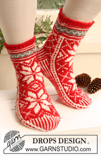 Santa Sneakers / DROPS Extra 0-726 - Knitted socks for children and adult in DROPS Karisma. Socks are worked with Nordic pattern. Size 5 - 10½. Theme: Christmas