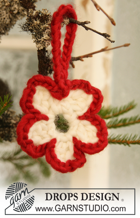 Hanging Blossom / DROPS Extra 0-736 - Décoration de sapin de Noël crochetée en DROPS Snow. Thème: Noël.