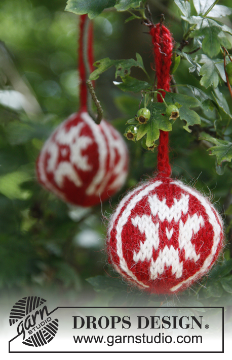 Snowflake Rounds / DROPS Extra 0-785 - Boules de Noël tricotées avec 2 fils DROPS Alpaca et jacquard étoile.
Thème: Noël