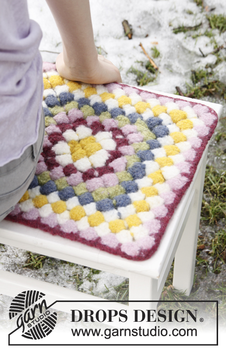 Wildflower Seat / DROPS Extra 0-840 - Crochet DROPS seating pad for Easter in ”Snow”.