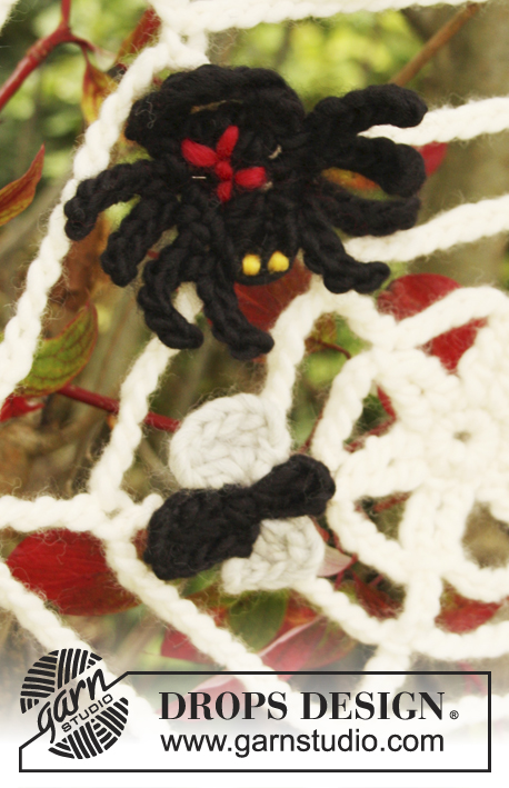 Black Widow / DROPS Extra 0-854 - Toile d'araignée DROPS au crochet, avec mouche et araignée, pour Halloween, en ”Snow”.