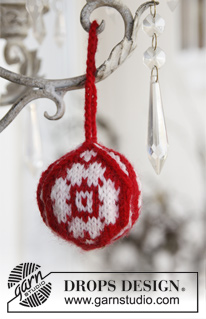 Advent Rose / DROPS Extra 0-856 - Strikket julekule med norsk mønster i DROPS Karisma. Tema: Jul