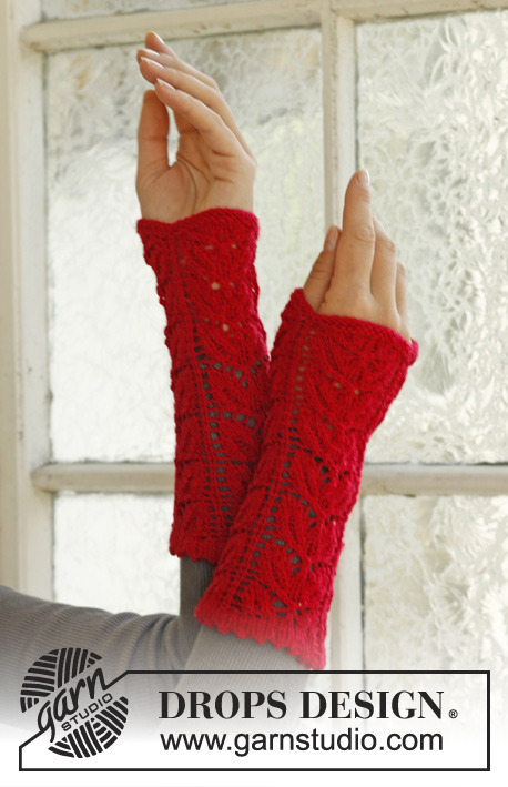 Magie di Natale / DROPS Extra 0-866 - Knitted DROPS wrist warmers for Christmas with lace pattern in Fabel or Flora.